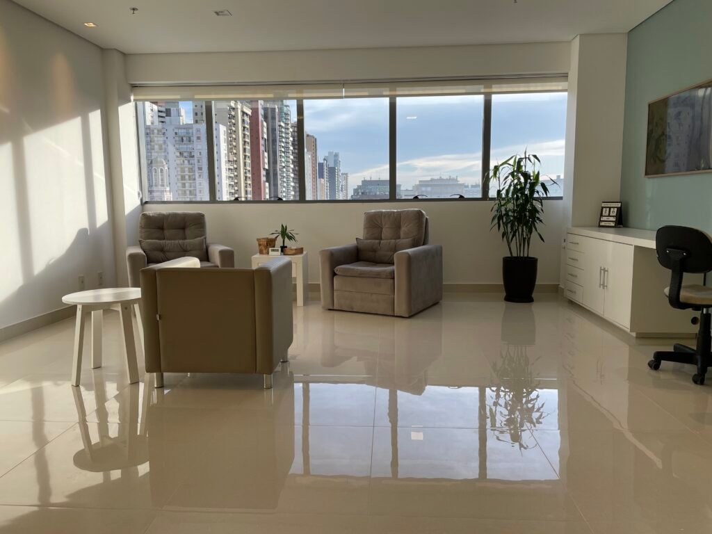 Sala de atendimento para consultas psicológicas presenciais em Curitiba