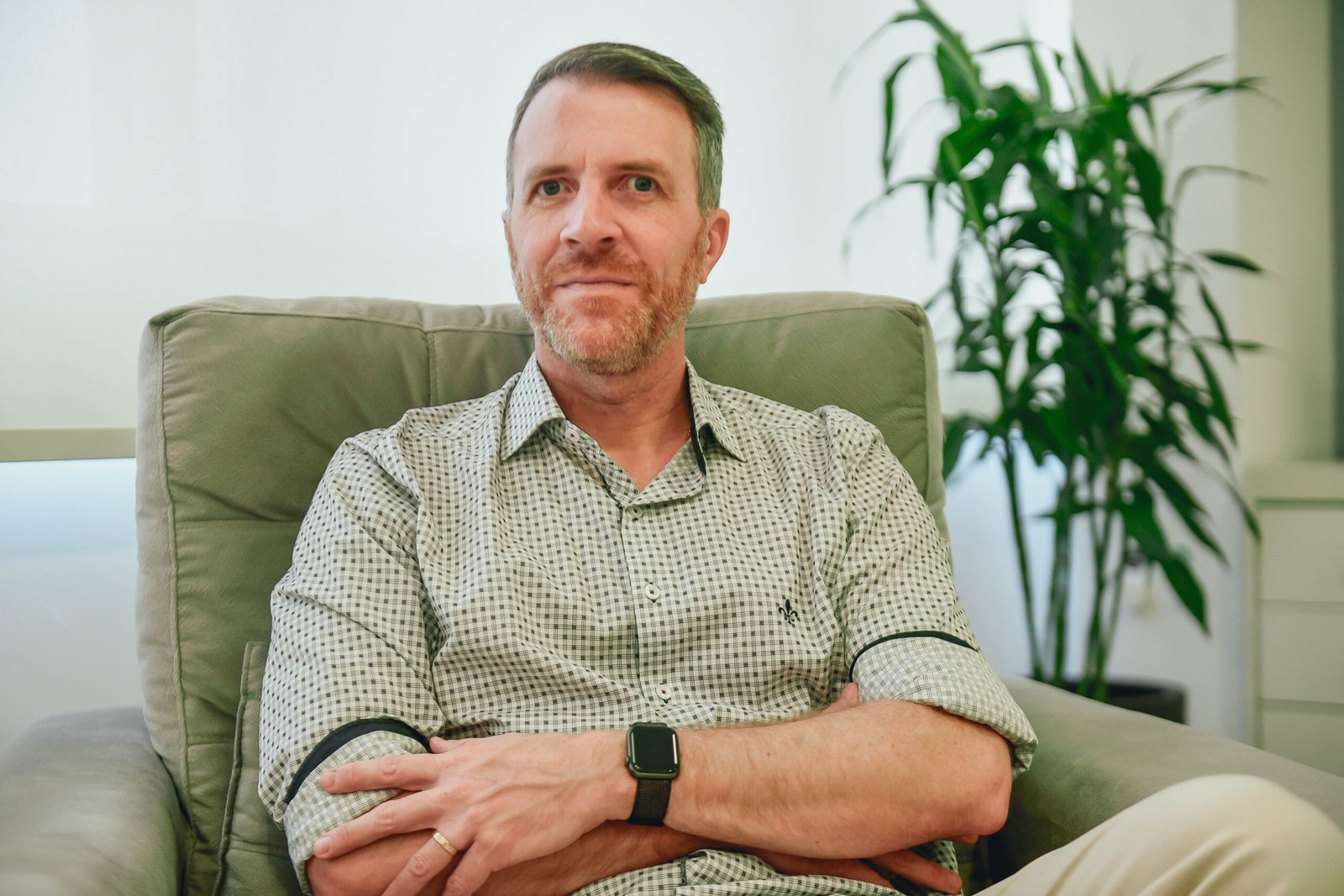 Rafael Sfreddo, psicólogo, em ambiente de atendimento clínico