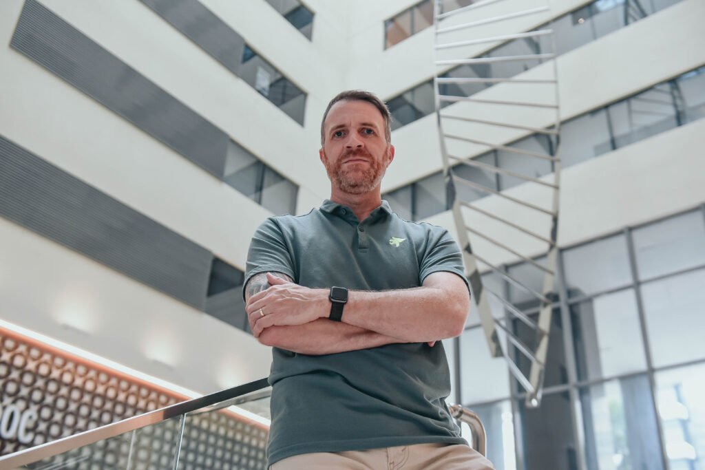 Psicólogo em ambiente profissional, representando atuação clínica e presença institucional