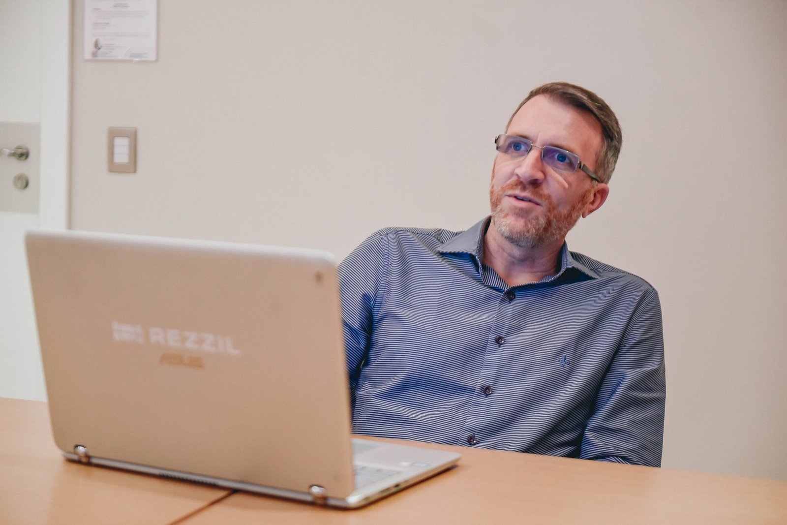 Psicólogo em consulta online utilizando computador em ambiente de trabalho