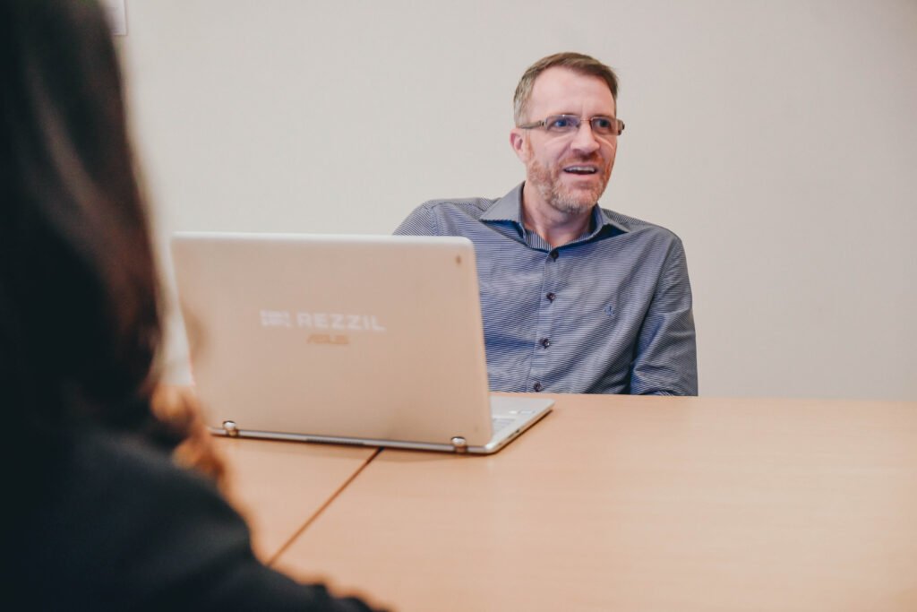 Rafael Sfreddo, psicólogo, durante atendimento psicológico em ambiente clínico