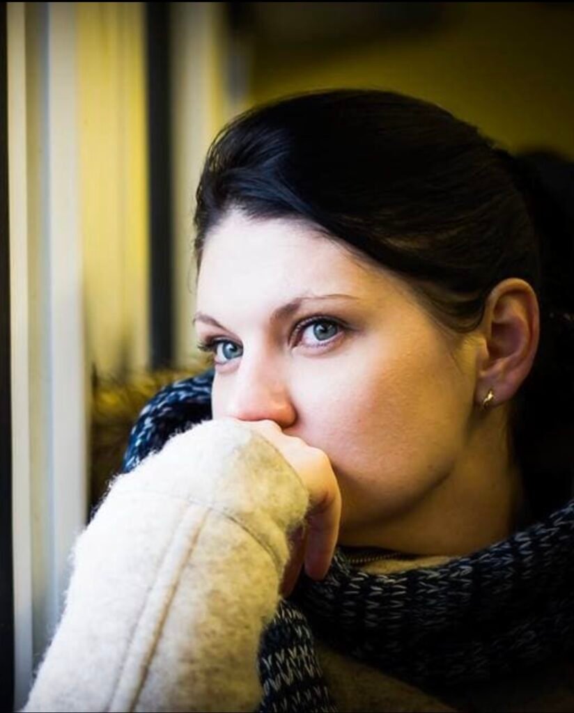 Pessoa em momento de reflexão, representando atenção ao contexto emocional e à experiência vivida